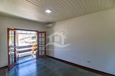 Casa - Sobrado com 3 quartos (sendo 1 suite(s)) a 1600,00 metros praia.