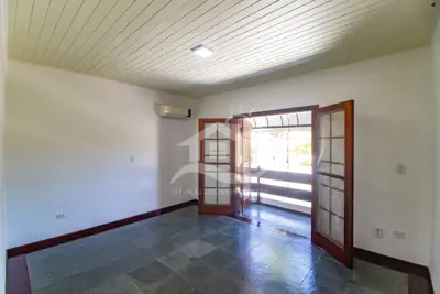 Casa - Sobrado com 3 quartos (sendo 1 suite(s)) a 1600,00 metros praia.