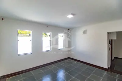Casa - Sobrado com 3 quartos (sendo 1 suite(s)) a 1600,00 metros praia.