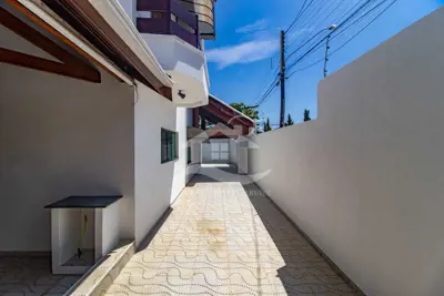 Casa - Sobrado com 3 quartos (sendo 1 suite(s)) a 1600,00 metros praia.