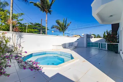Casa - Sobrado com 3 quartos (sendo 1 suite(s)) a 1600,00 metros praia.