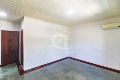 Casa - Sobrado com 3 quartos (sendo 1 suite(s)) a 1600,00 metros praia.