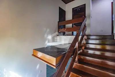 Casa - Sobrado com 3 quartos (sendo 1 suite(s)) a 1600,00 metros praia.