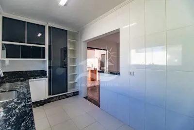 Casa - Sobrado com 3 quartos (sendo 1 suite(s)) a 1600,00 metros praia.