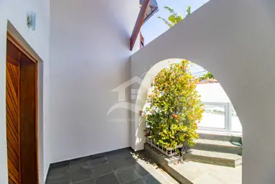 Casa - Sobrado com 3 quartos (sendo 1 suite(s)) a 1600,00 metros praia.