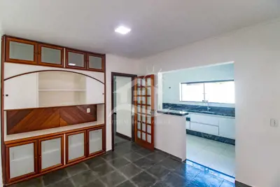 Casa - Sobrado com 3 quartos (sendo 1 suite(s)) a 1600,00 metros praia.