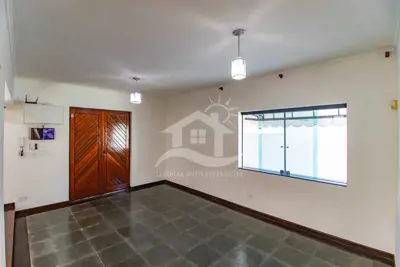 Casa - Sobrado com 3 quartos (sendo 1 suite(s)) a 1600,00 metros praia.