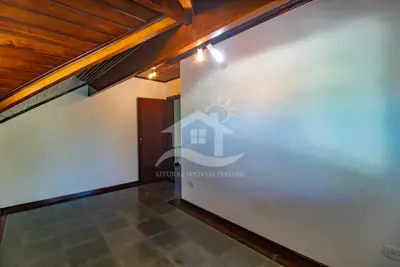 Casa - Sobrado com 3 quartos (sendo 1 suite(s)) a 1600,00 metros praia.