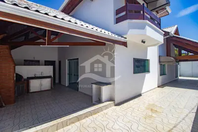 Casa - Sobrado com 3 quartos (sendo 1 suite(s)) a 1600,00 metros praia.