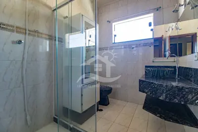 Casa - Sobrado com 3 quartos (sendo 1 suite(s)) a 1600,00 metros praia.