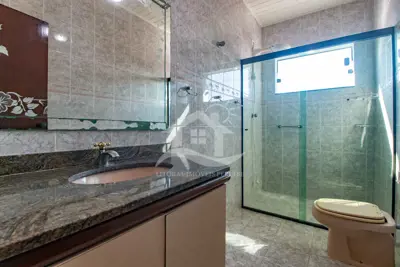 Casa - Sobrado com 3 quartos (sendo 1 suite(s)) a 1600,00 metros praia.