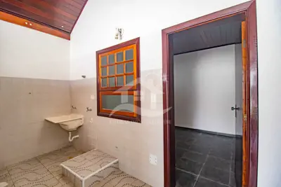 Casa - Sobrado com 3 quartos (sendo 1 suite(s)) a 1600,00 metros praia.