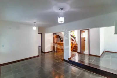 Casa - Sobrado com 3 quartos (sendo 1 suite(s)) a 1600,00 metros praia.