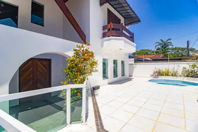 Casa - Sobrado com 3 quartos (sendo 1 suite(s)) a 1600,00 metros praia.