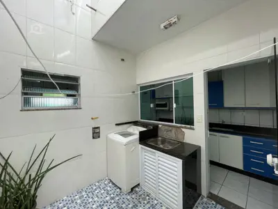 Apartamento - Amplo com 3 quartos (sendo 1 suite(s)) a 500,00 metros praia.