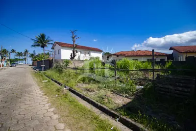 Terreno - Amplo com  dormitórios  a 50,00 metros praia.