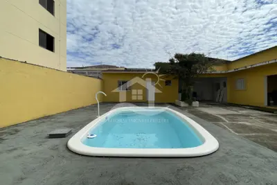 Casa - Térrea com piscina com 2 dormitórios (sendo 1 suite(s)) a 800,00 metros praia.