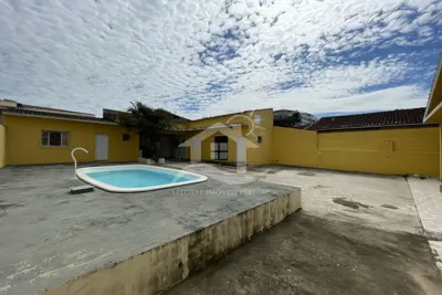 Casa - Térrea com piscina com 2 dormitórios (sendo 1 suite(s)) a 800,00 metros praia.