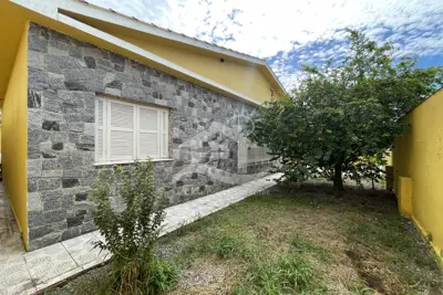 Casa - Térrea com piscina com 2 dormitórios (sendo 1 suite(s)) a 800,00 metros praia.