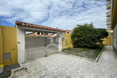 Casa - Térrea com piscina com 2 dormitórios (sendo 1 suite(s)) a 800,00 metros praia.