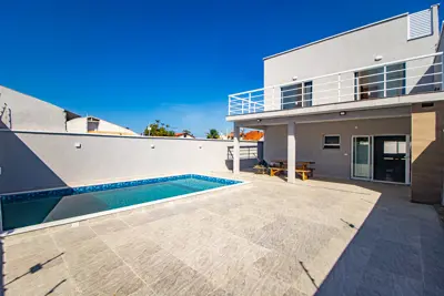 Casa - Sobrado com 4 dormitórios (sendo 2 suite(s)) a 100,00 metros praia.