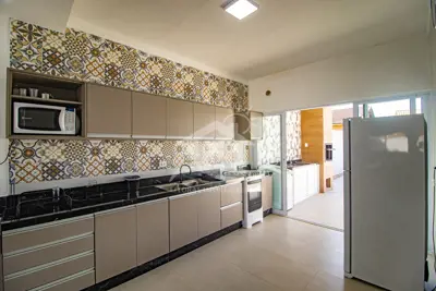 Casa - Sobrado com 4 dormitórios (sendo 2 suite(s)) a 100,00 metros praia.