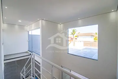 Casa - Sobrado com 4 dormitórios (sendo 2 suite(s)) a 100,00 metros praia.