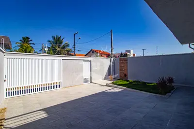 Casa - Sobrado com 4 dormitórios (sendo 2 suite(s)) a 100,00 metros praia.